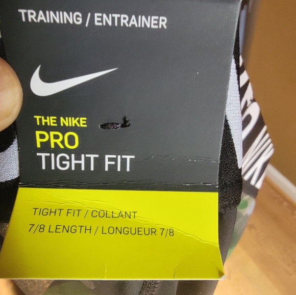 NIKE PRO: Sports Bra and Tights - Picture 6 of 6